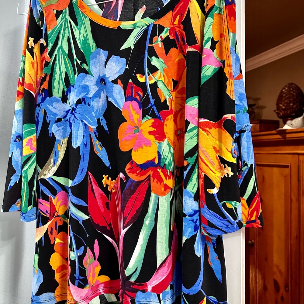 Women’s Tops - Picture 4 of 10